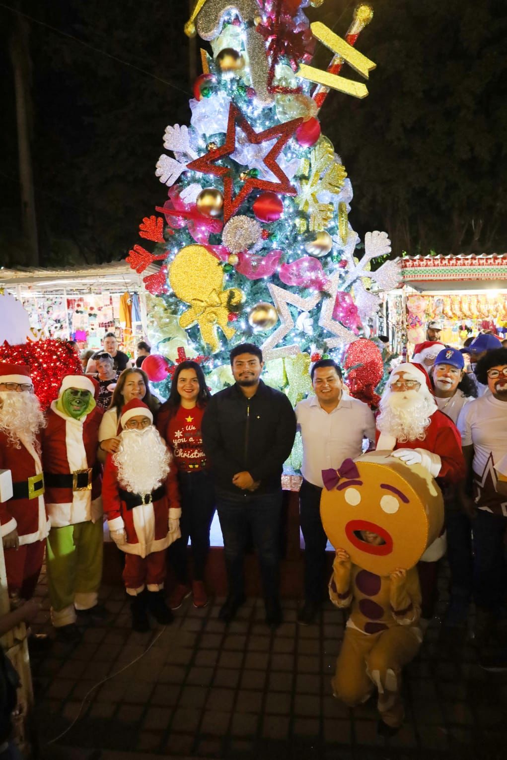 La Alcaldesa Margoth Urrea Pérez pinta caritas de felicidad durante el encendido del Árbol  Navideño