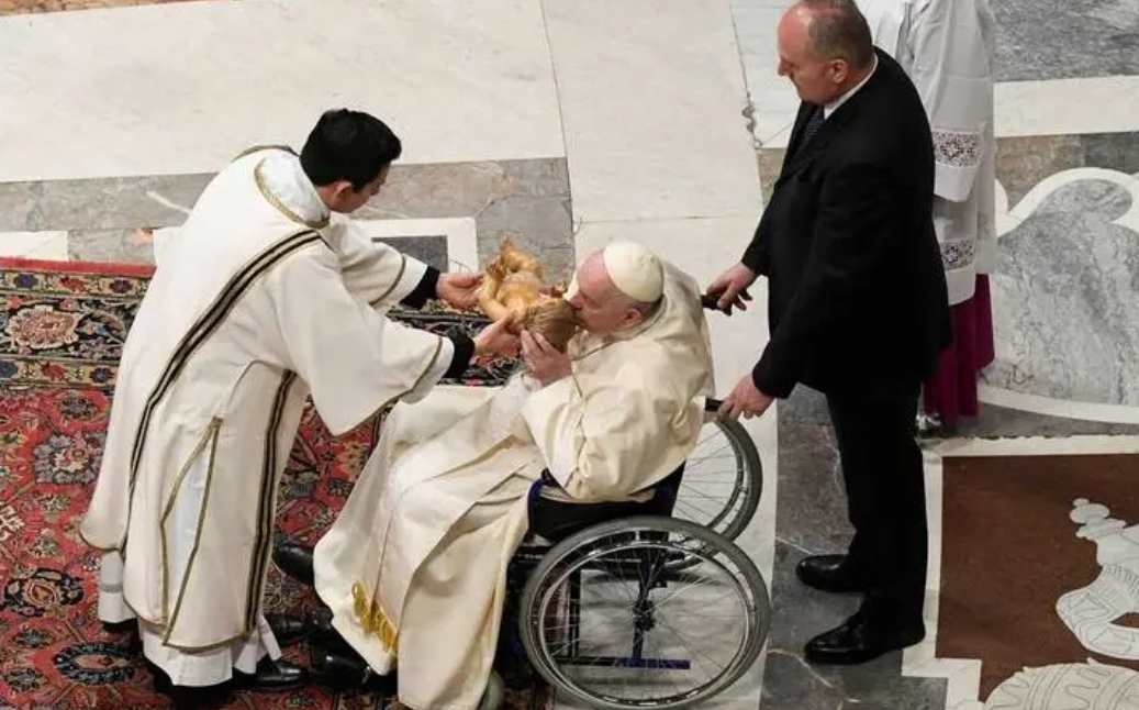 En silla de ruedas, papa Francisco oficia la tradicional misa de Gallo por Navidad