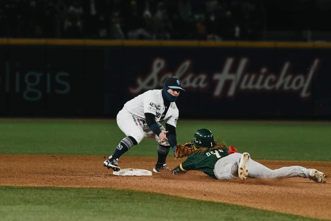 Algodoneros de Guasave con vida a base de jonrones