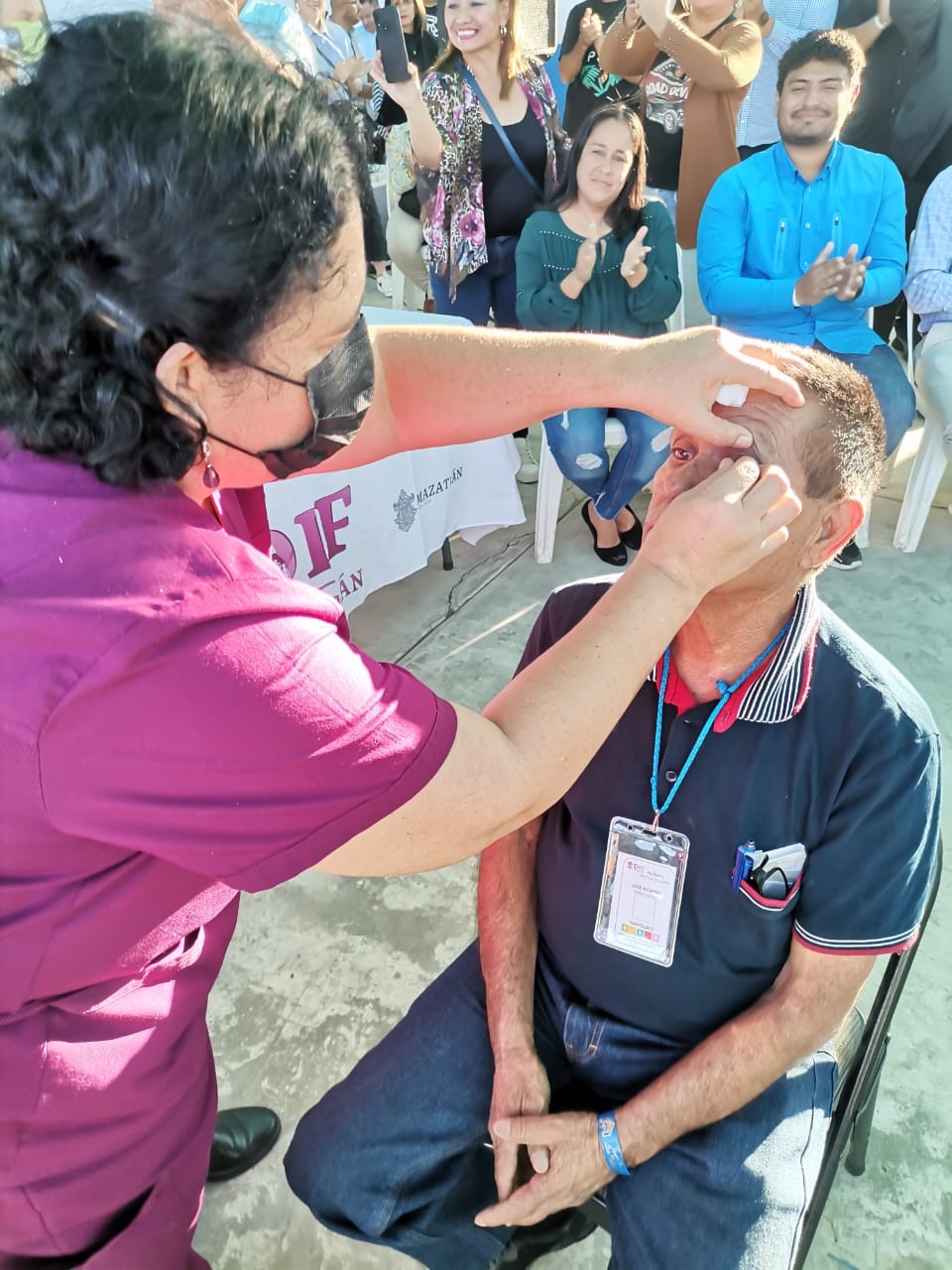 16 navolatenses son beneficiados con prótesis oculares